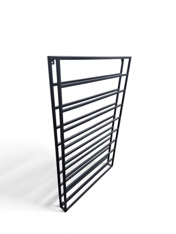 Botellero de metal negro, con diseño minimalista y compartimentos horizontales para almacenar vinos. Ideal para decoración moderna en el hogar o bodega, destacando su elegancia y funcionalidad.