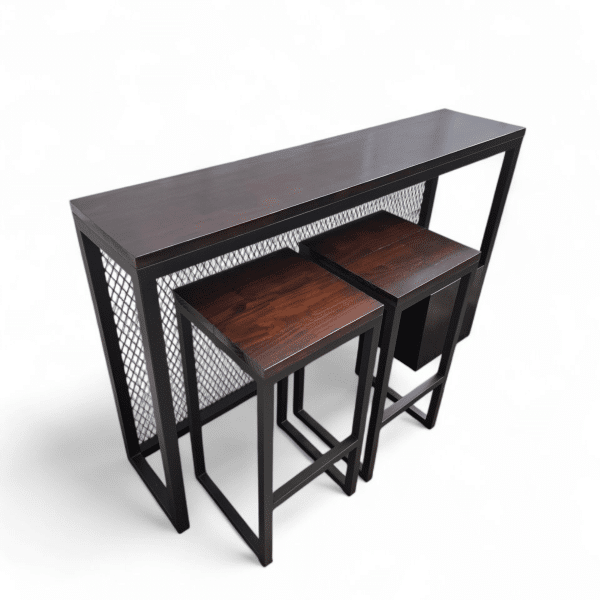 Barra de cocina de diseño moderno con estructura metálica y tablero de madera oscura, acompañada de taburetes a juego, ideal para desayunar o socializar en espacios reducidos.