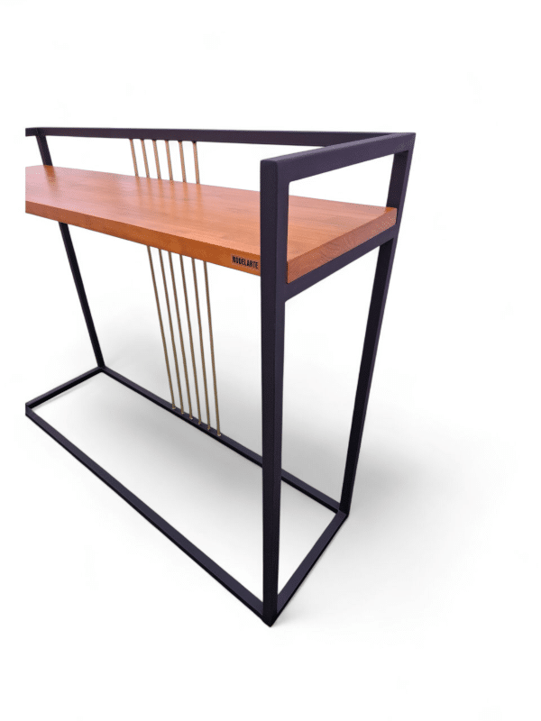 Mesa de recibidor moderna con marco metálico oscuro, superficie de madera y detalles dorados sutiles; ideal para decoraciones elegantes y sofisticadas en la entrada del hogar.