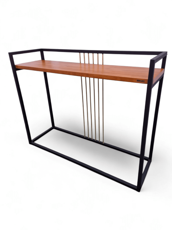 Consola moderna de entrada con estructura metálica negra y detalles dorados. Superficie de madera ideal para decorar recibidores elegantes, complementando el post 'Recibidor Dorado'.