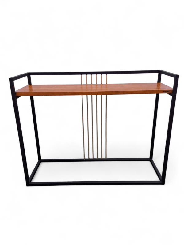Consola moderna de recibidor con estructura metálica negra, estante de madera y detalles dorados. Ideal para decorar la entrada del hogar con elegancia en el post 'Recibidor Dorado'.