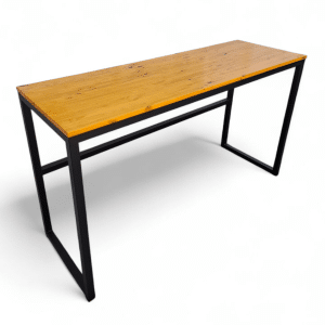 Mesa de trabajo moderna con superficie de madera y estructura de metal negro. Ideal para oficina o estudio, combina diseño elegante y funcionalidad en espacios de trabajo.