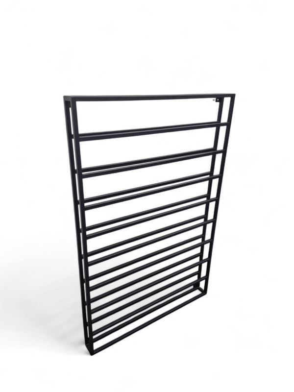 Botellero de metal negro estilo moderno, ideal para organizar y exhibir vinos. El diseño minimalista maximiza el espacio y se adapta a cualquier decoración interior.