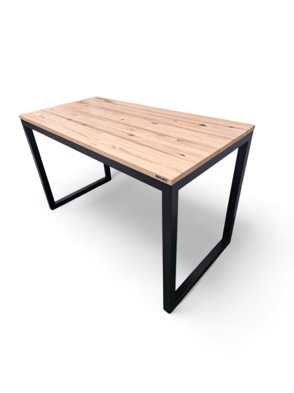 Mesa de comedor moderna con tablero de madera clara y patas de metal negro en forma de L, ideal para reuniones familiares o cenas formales.