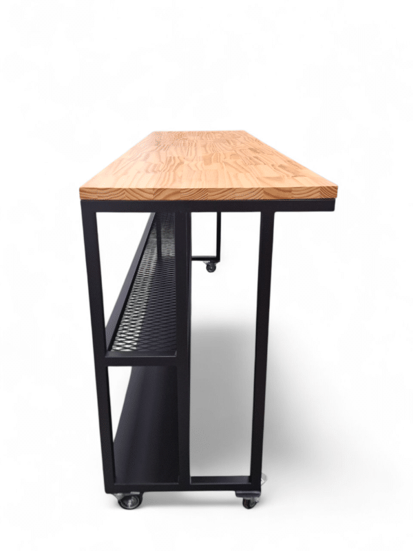 Barra de cocina isla con estructura metálica y superficie de madera, ideal para espacios modernos y funcionales. Cuenta con ruedas para fácil movilidad y estante para almacenamiento.