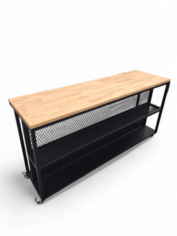 Barra de cocina isla con tapa de madera y estantería de metal negro, ideal para almacenamiento adicional y preparación de alimentos en cocinas modernas.