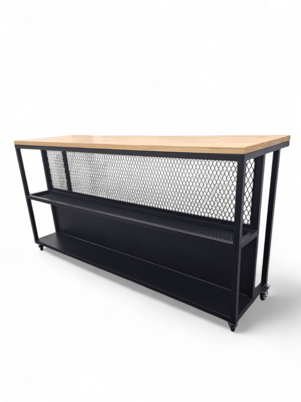 Barra de cocina isla con base negra de metal y superficie de madera, ideal para almacenamiento y preparación de alimentos en cocina moderna. Incluye estantes y ruedas para fácil movilidad.