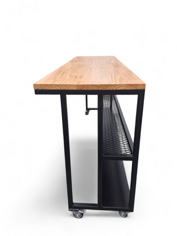 Barra de cocina isla con superficie de madera y estructura metálica negra, ideal para agregar estilo y funcionalidad a espacios modernos. Móvil con ruedas para fácil desplazamiento.