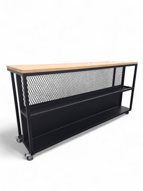 Barra de cocina isla con estructura metálica negra y superficie de madera. Ideal para preparar alimentos o como espacio adicional de trabajo y almacenamiento en tu cocina.