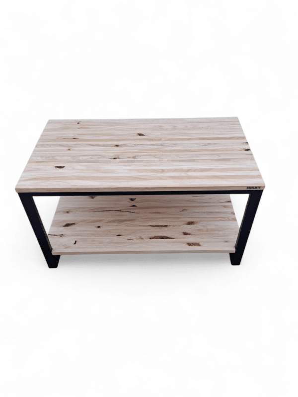 Mesa de centro rectangular de madera con estante inferior, ideal para sala de estar, combinando funcionalidad y diseño moderno. Perfecta para decorar y organizar libros o revistas.