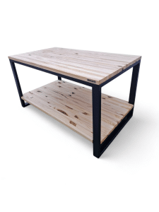 Mesa de centro contemporánea, madera clara y estructura metálica negra. Ideal para sala de estar, con estante inferior para almacenamiento adicional. Perfecta para decoración moderna.