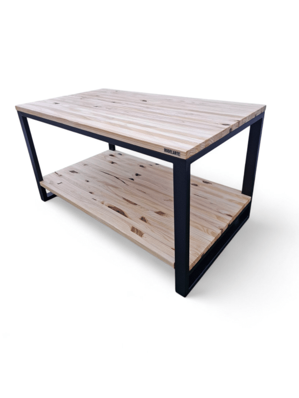 Mesa de centro contemporánea, madera clara y estructura metálica negra. Ideal para sala de estar, con estante inferior para almacenamiento adicional. Perfecta para decoración moderna.