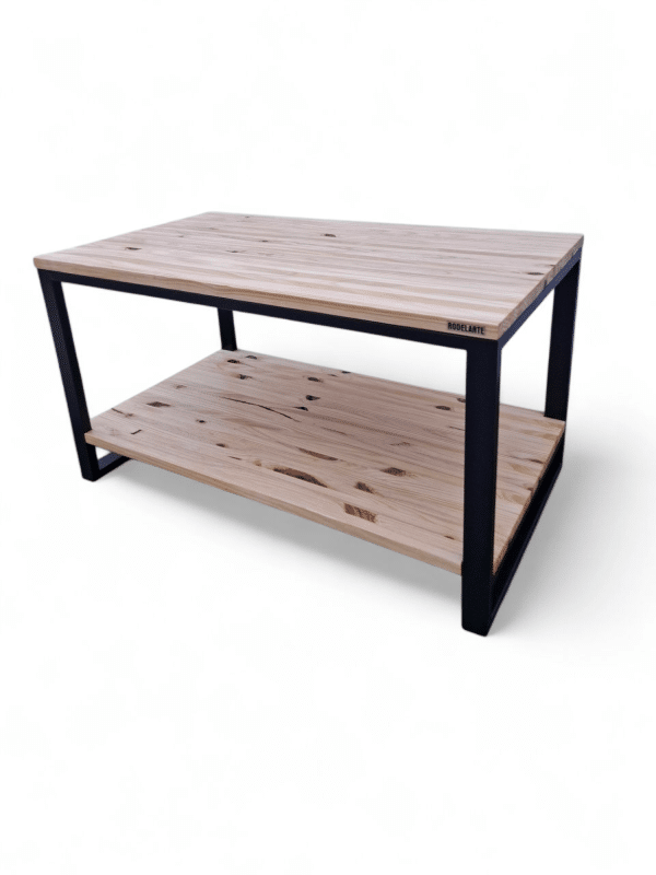 Mesa de centro moderna con estructura de metal negro y tablero de madera clara, ideal para salas de estar, con espacio inferior para almacenamiento o decoración.
