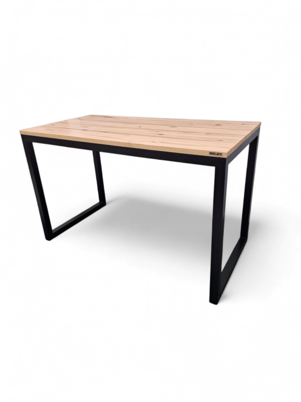 Mesa de comedor moderna con tablero de madera y estructura metálica negra, ideal para reuniones familiares y cenas elegantes en el hogar.