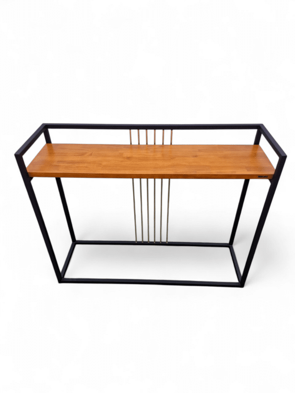 Mesa consola moderna con estructura metálica negra y superficie de madera, ideal para decorar el recibidor. Encaja perfectamente en el tema 'Recibidor Dorado'.