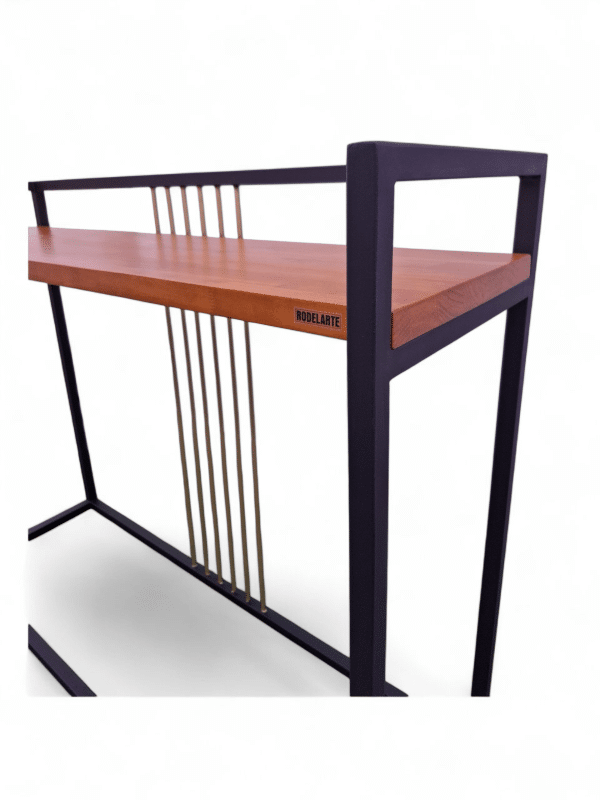 Mesa consola moderna con estructura metálica negra y detalles dorados, ideal para decorar un recibidor elegante. Superficie de madera idónea para llaves o decoración.