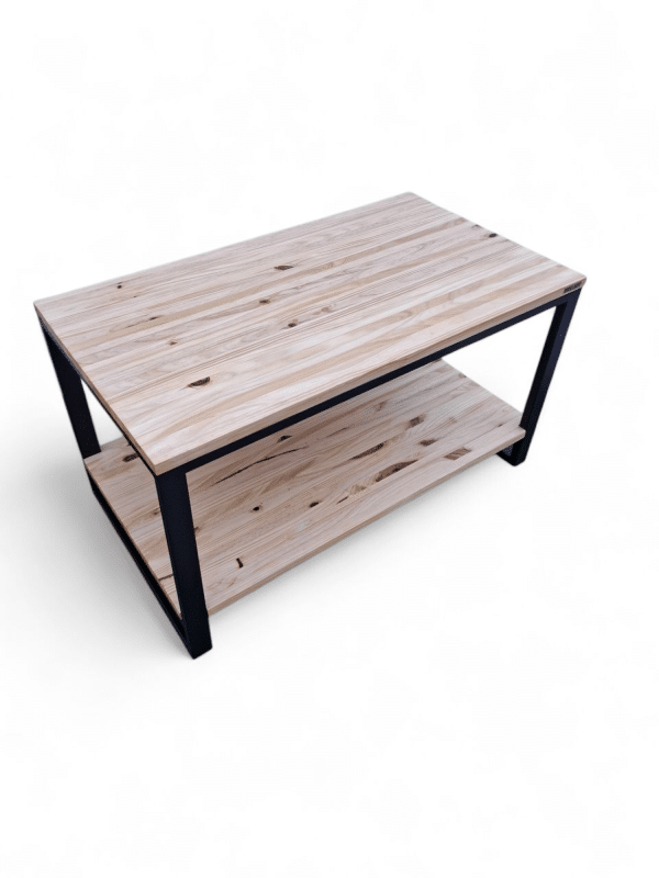 Mesa de centro de madera clara con estructura metálica negra, ideal para sala de estar; cuenta con repisa inferior para almacenamiento, combinando funcionalidad y estilo moderno.
