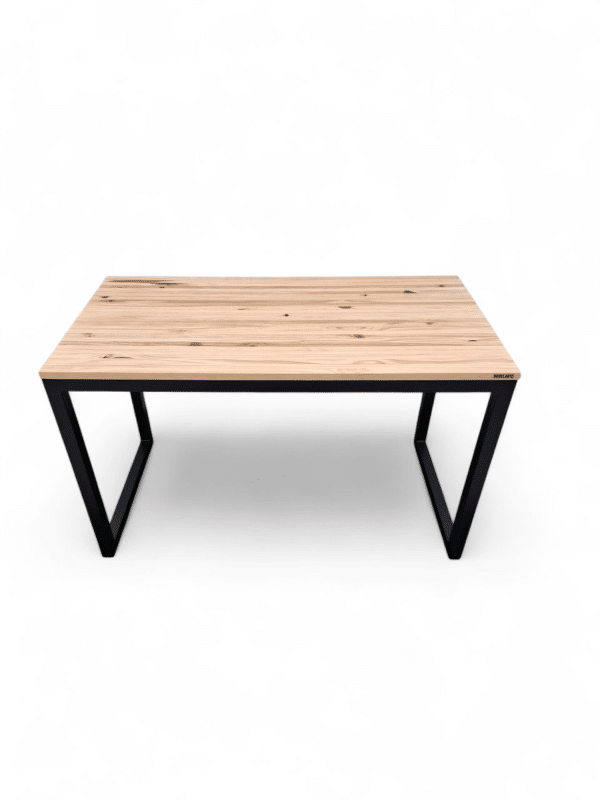 Mesa de comedor moderna con superficie de madera y estructura de metal negro. Ideal para reuniones familiares y cenas elegantes. Diseño minimalista que se adapta a cualquier espacio.