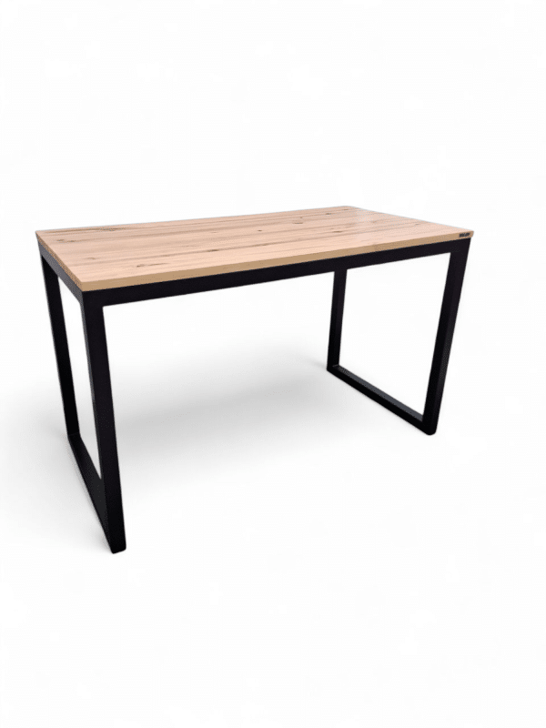 Mesa de comedor rectangular con diseño moderno, tapa de madera clara y estructura metálica negra. Ideal para interiores minimalistas y reuniones familiares.