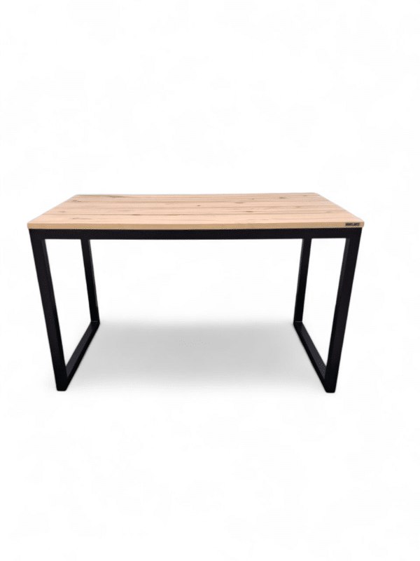 Mesa de comedor de madera con patas metálicas negras, ideal para reuniones familiares en el hogar. Diseño moderno, resistente y funcional para cualquier espacio comedor.