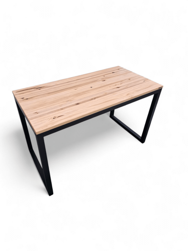 Mesa de comedor moderna con tablero de madera clara y patas metálicas negras. Ideal para reuniones familiares y cenas elegantes. Diseño minimalista que se adapta a cualquier decoración.