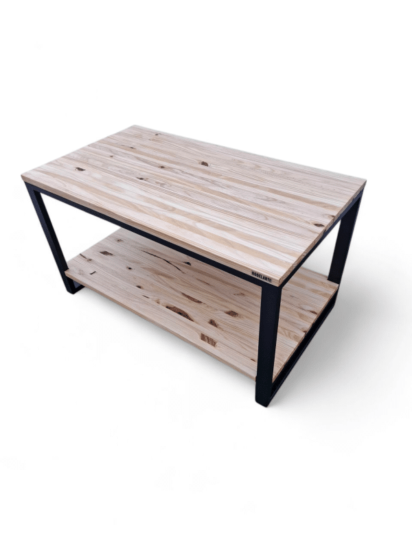 Mesa de centro moderna con superficie y estante de madera clara, estructura metálica negra; ideal para decoraciones contemporáneas y almacenamiento de libros o revistas en la sala de estar.