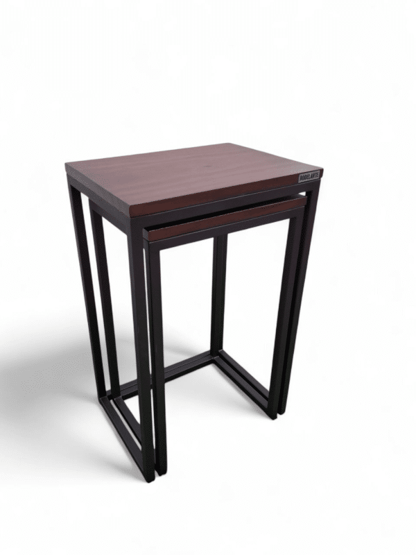 Mesitas nido de madera con estructura metálica negra, ideal para espacios pequeños. Se pueden usar juntas o separadas como mesas auxiliares. Diseño moderno y funcional.
