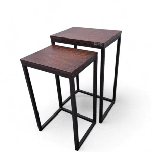 Mesitas nido modernas con tapa de madera y estructura metálica negra. Ideales para optimizar espacio y decorar salas pequeñas con estilo minimalista.