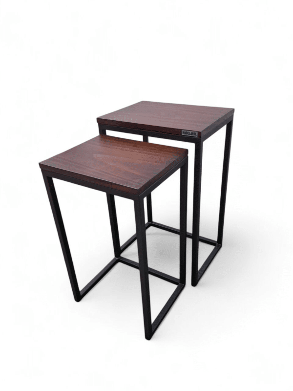 Mesitas nido modernas con tapa de madera y estructura metálica negra. Ideales para optimizar espacio y decorar salas pequeñas con estilo minimalista.