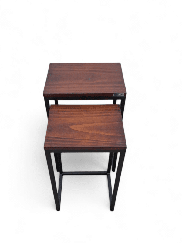 Mesitas nido de madera y metal, diseño moderno y funcional para espacios pequeños; ideales como mesas auxiliares en sala de estar.