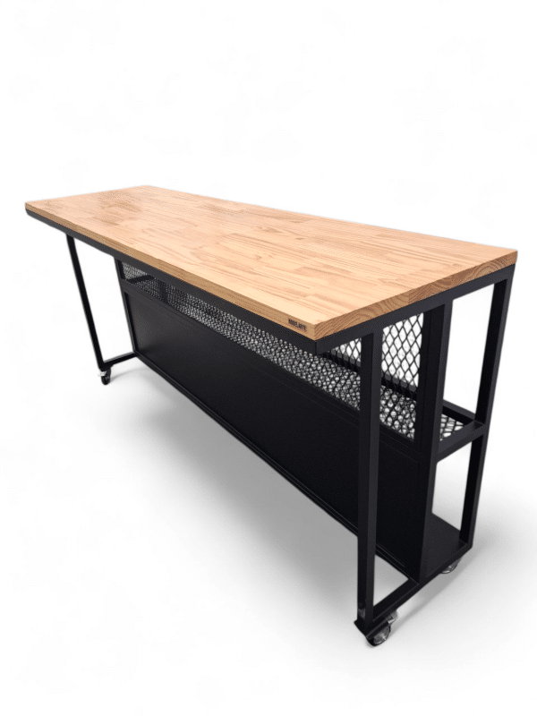 Barra de cocina isla con superficie de madera clara y estructura metálica negra, ideal para preparación de alimentos o reuniones informales en la cocina.