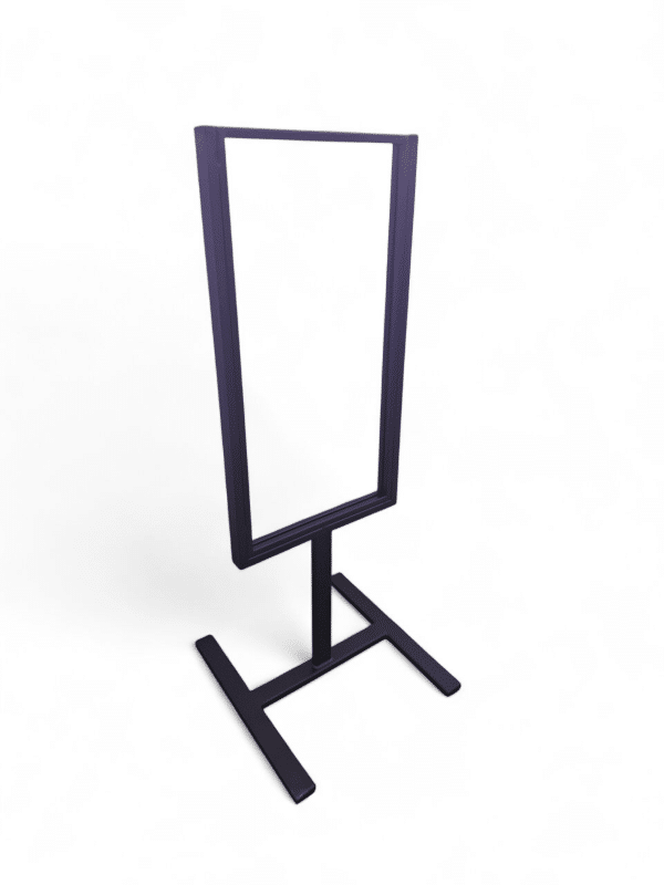 Soporte metálico negro con base estable, ideal para exhibir carteles en tiendas o eventos. Diseño moderno y minimalista para una presentación profesional.