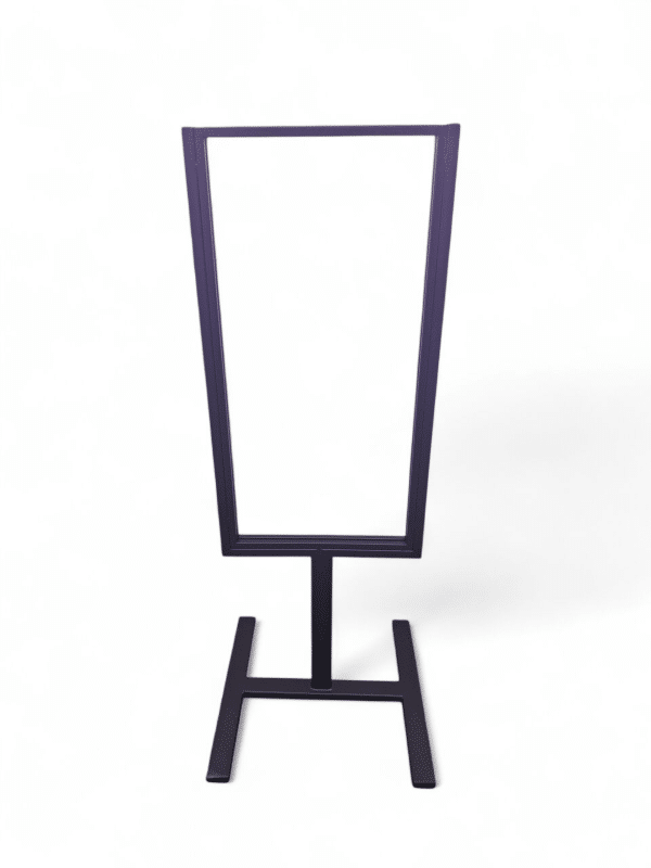 Soporte de metal para cartel, ideal para exposiciones o señalización en eventos. Su estructura robusta garantiza estabilidad y presenta un diseño moderno y funcional.