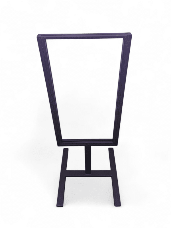 Soporte de metal color negro, con base estable, ideal para exhibir carteles en eventos o comercios. Útil para una presentación profesional y visible de anuncios o información.