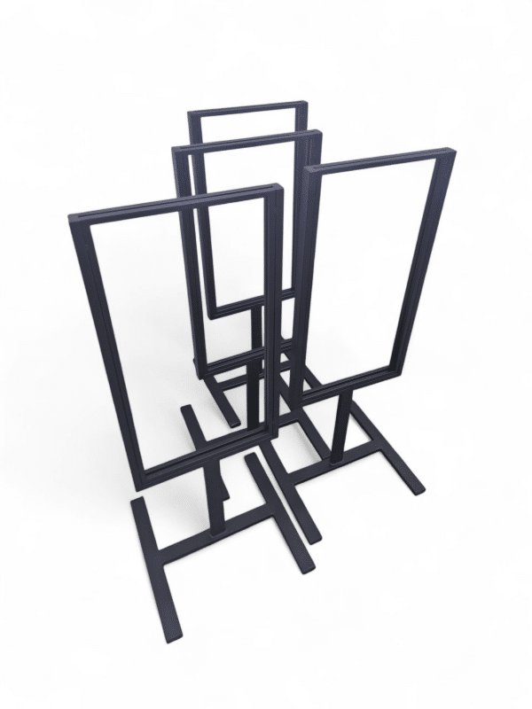 Estructura metálica negra para sostener carteles. Ideal para exposiciones o señalización en eventos y ferias. Diseño estable con base ancha para interiores o exteriores.