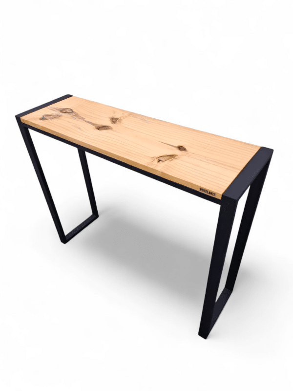 Consola moderna para entrada con tablero de madera clara y patas metálicas negras, ideal para decorar recibidores con estilo contemporáneo y funcional.