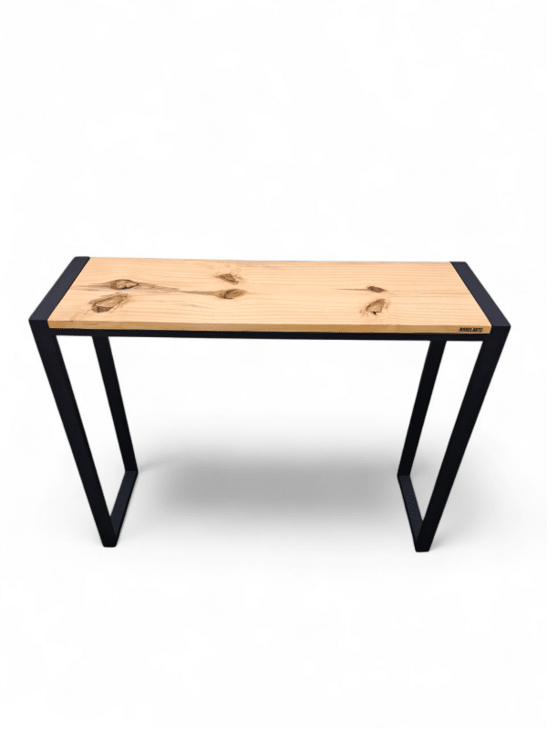 Mesa consola moderna con superficie de madera clara y base de metal negro. Ideal para entradas, combina estilo y funcionalidad para decorar con plantas o llaves.