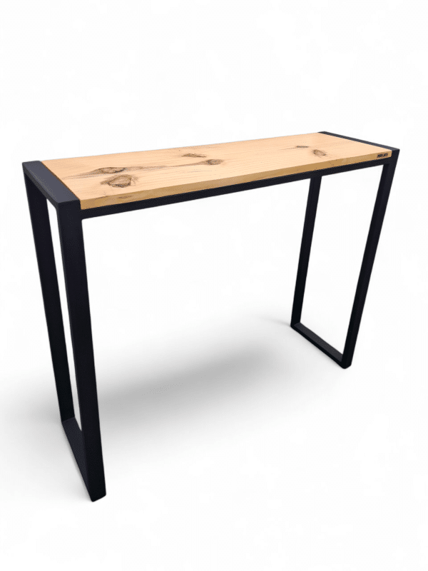 Consola moderna de entrada con tablero de madera clara y estructura metálica negra. Ideal para decorar el recibidor, ofreciendo espacio para llaves y objetos decorativos.
