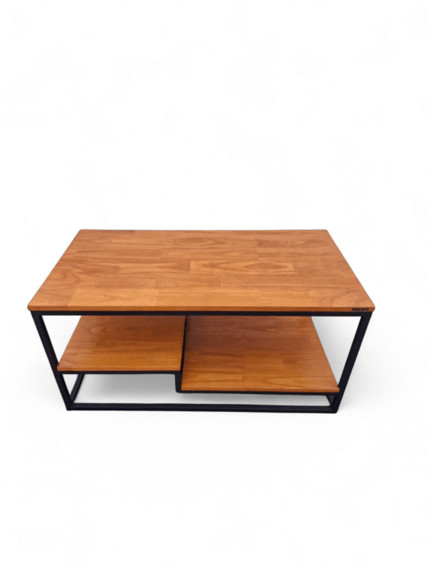 Mesa ratona de dos niveles en madera y metal. Ideal para sala de estar, ofrece espacio para revistas o decoración. Diseño moderno y funcional.
