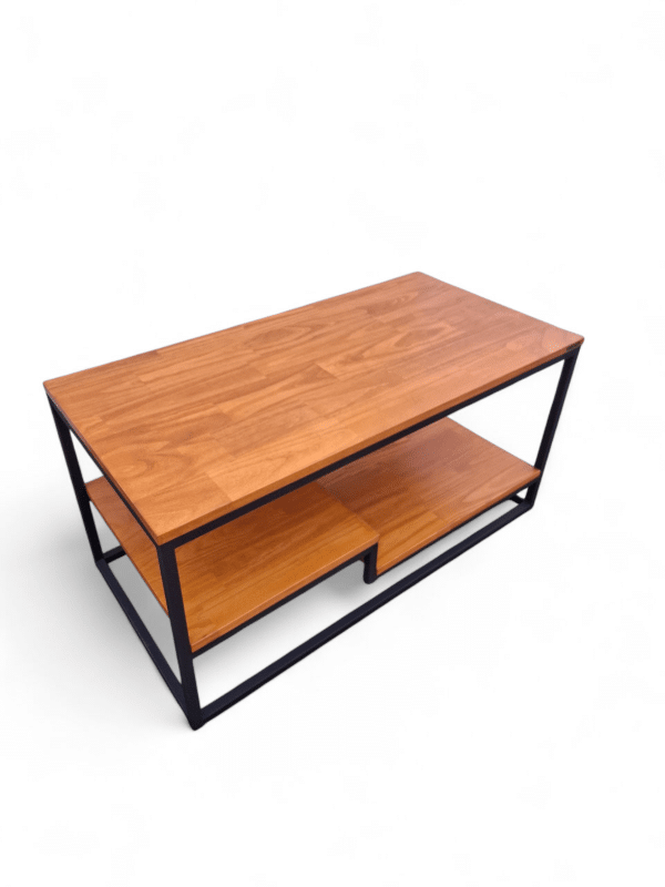 Mesa ratona de dos niveles con estructura metálica y superficies de madera, ideal para almacenamiento decorativo y funcional en la sala de estar. Diseño moderno y versátil.