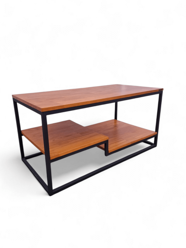 Mesa ratona moderna de dos niveles con estructura metálica negra y superficie de madera, ideal para almacenamiento y decoración en sala de estar. Diseño funcional y elegante.