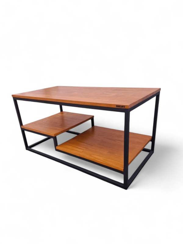 Mesa ratona de dos niveles con estructura metálica negra y superficies de madera. Ideal para almacenar revistas o decorar con elementos modernos en la sala de estar.