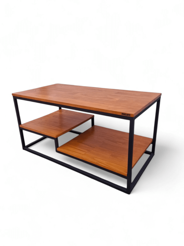 Mesa ratona de dos niveles con estructura de metal negro y superficie de madera, ideal para sala de estar, ofrece almacenamiento adicional y un diseño contemporáneo.