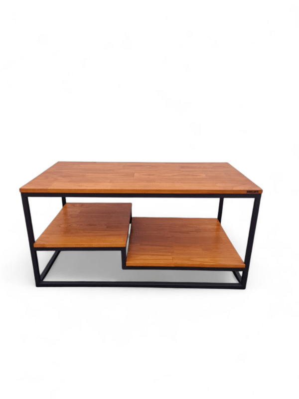 Mesa ratona de dos niveles en madera y metal. Diseño moderno ideal para sala de estar; ofrece espacio extra para almacenamiento o decoración en el nivel inferior.