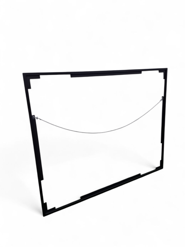 Marco rectangular negro metálico para espejo, ideal para decoración moderna. Incluye soporte de alambre para fácil instalación en el hogar. Perfecto para salones o dormitorios.