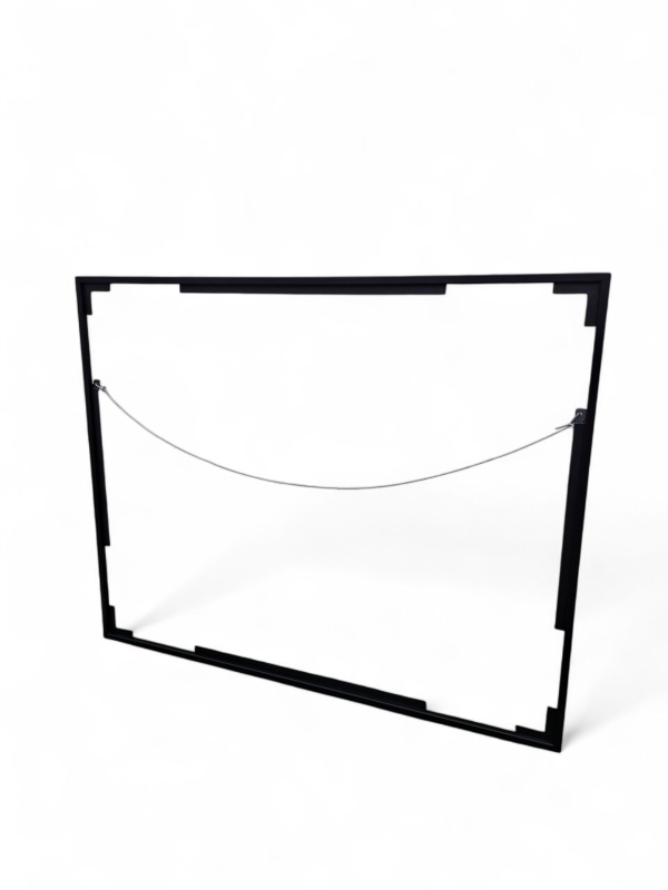 Marco negro rectangular de metal para espejo, con soporte de alambre para colgar. Ideal para decorar y realzar la estética de cualquier espacio interior.
