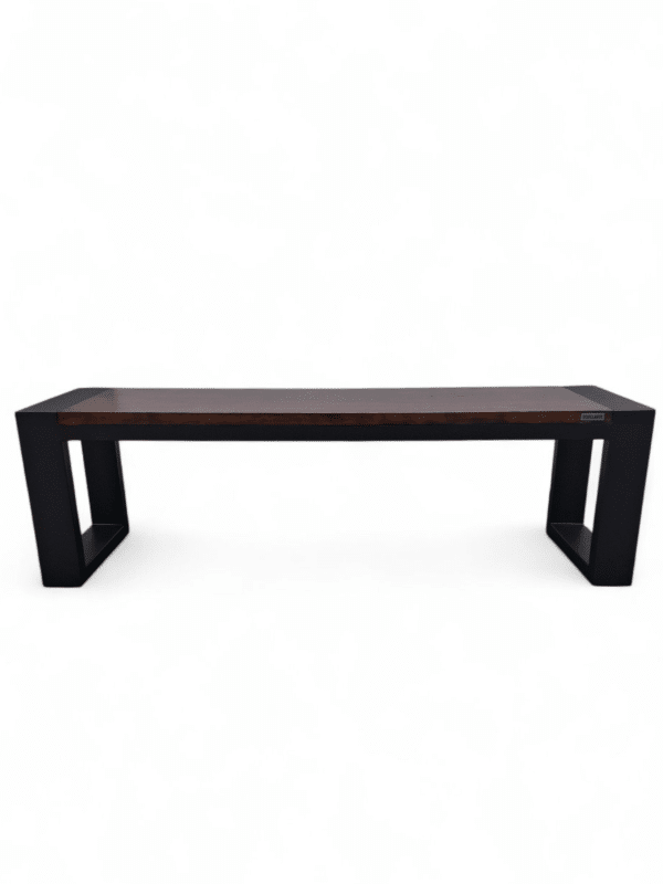 Banco de diseño moderno para terraza, estructura robusta con acabados elegantes. Ideal para exterior, perfecto para reuniones al aire libre y disfrutar momentos de ocio.