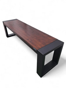 Banco de madera con patas metálicas, ideal para terrazas. Diseño elegante, perfecto para relajarse al aire libre o recibir invitados en su espacio exterior.