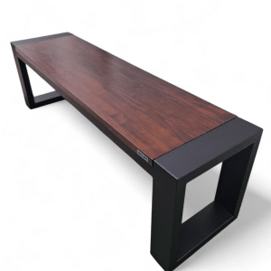 Banco de madera con patas metálicas, ideal para terrazas. Diseño elegante, perfecto para relajarse al aire libre o recibir invitados en su espacio exterior.