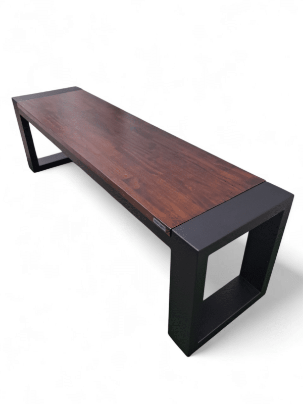 Banco de madera con patas metálicas, ideal para terrazas. Diseño elegante, perfecto para relajarse al aire libre o recibir invitados en su espacio exterior.